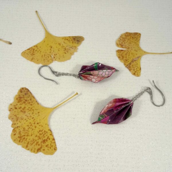 Feuilles de ginkgo biloba avec boucles feuilles en origami