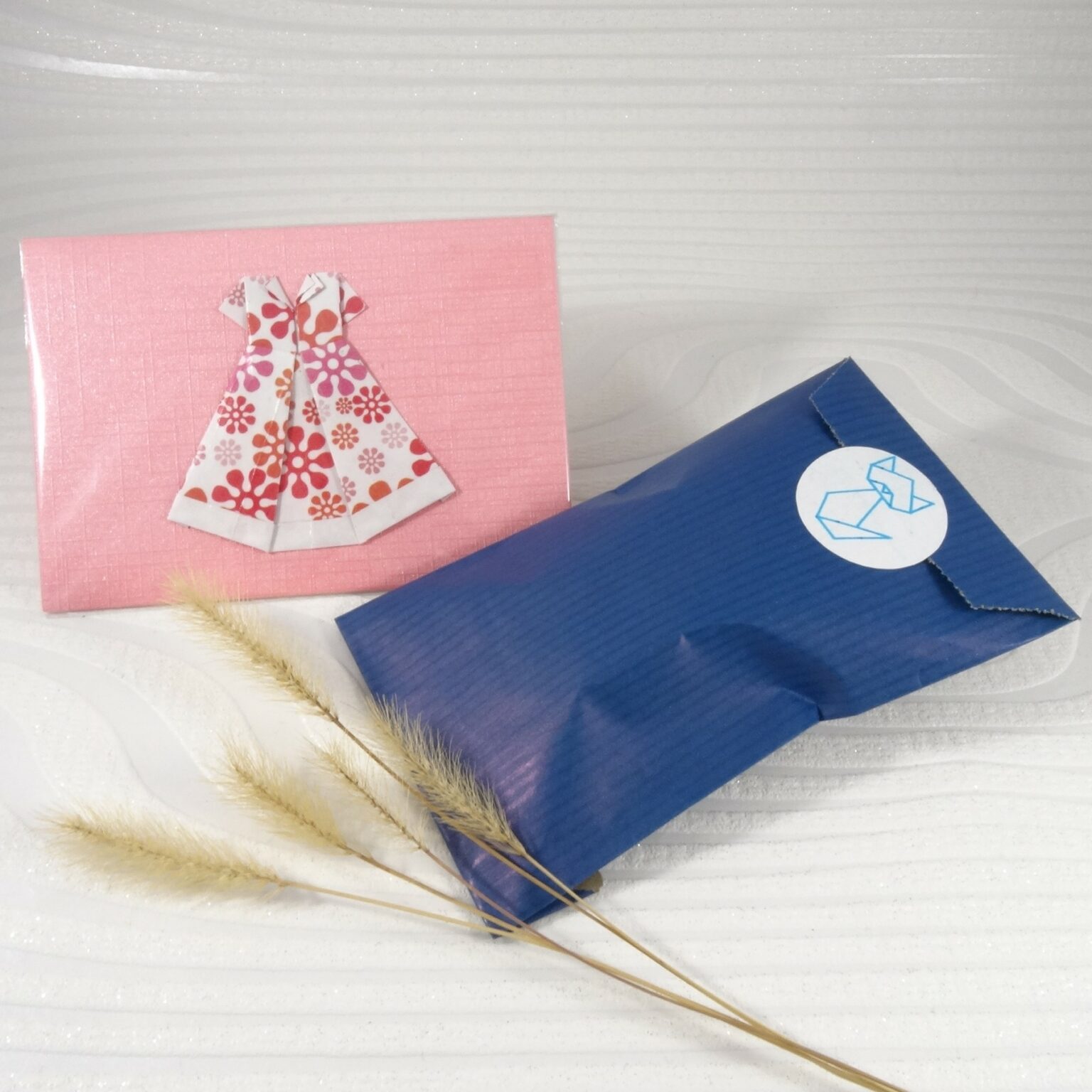 Carte en origami avec un cadeau