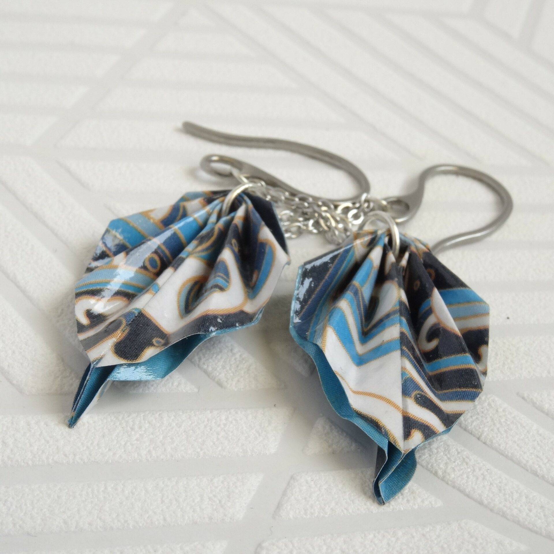 Boucles Feuilles Origami bleu marbré de blanc et or