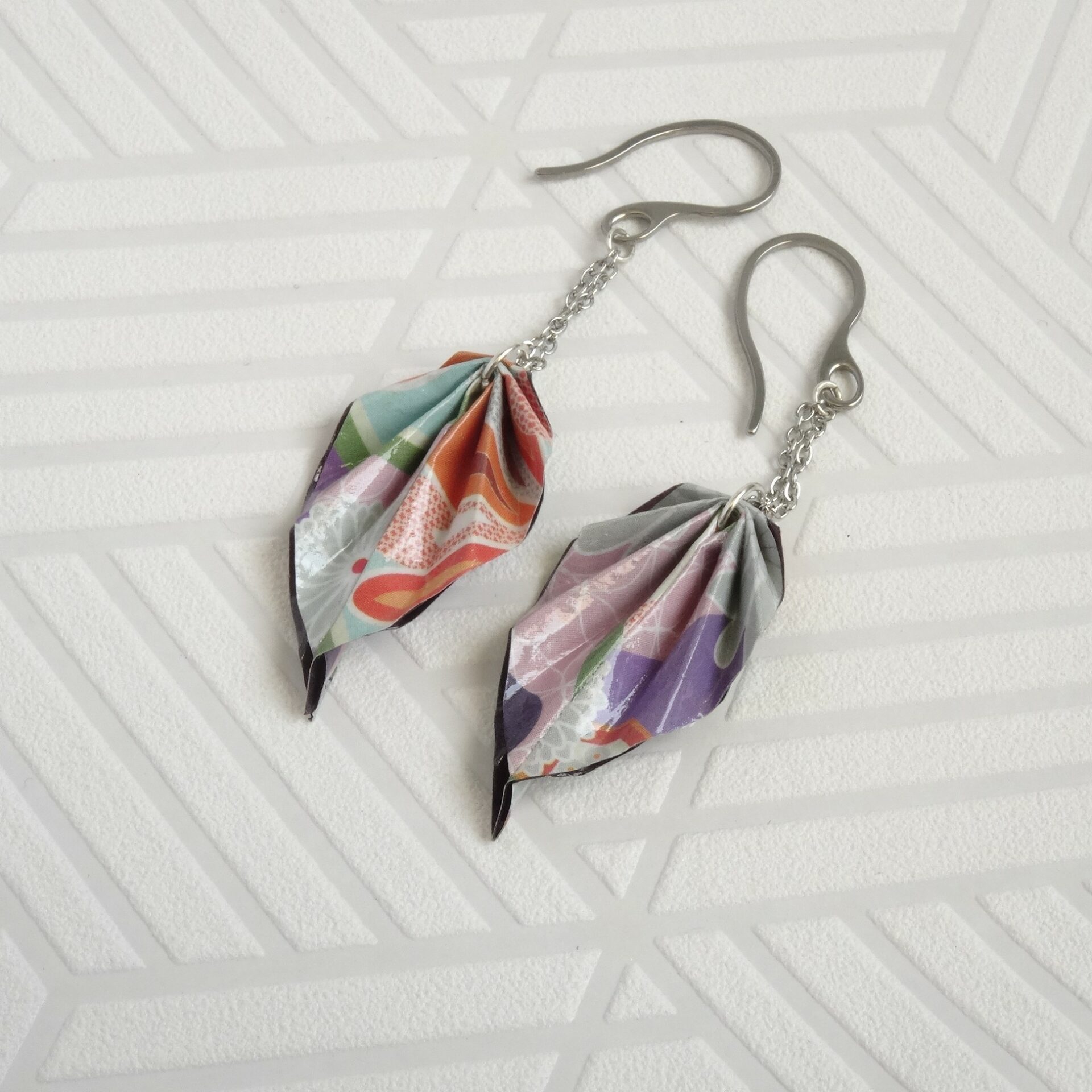 Boucles Feuilles Origami fleurs multicolores sur fond parme