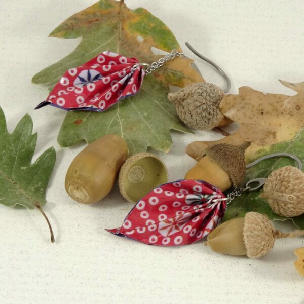 Boucles Feuilles Origami rouge avec cercles blancs