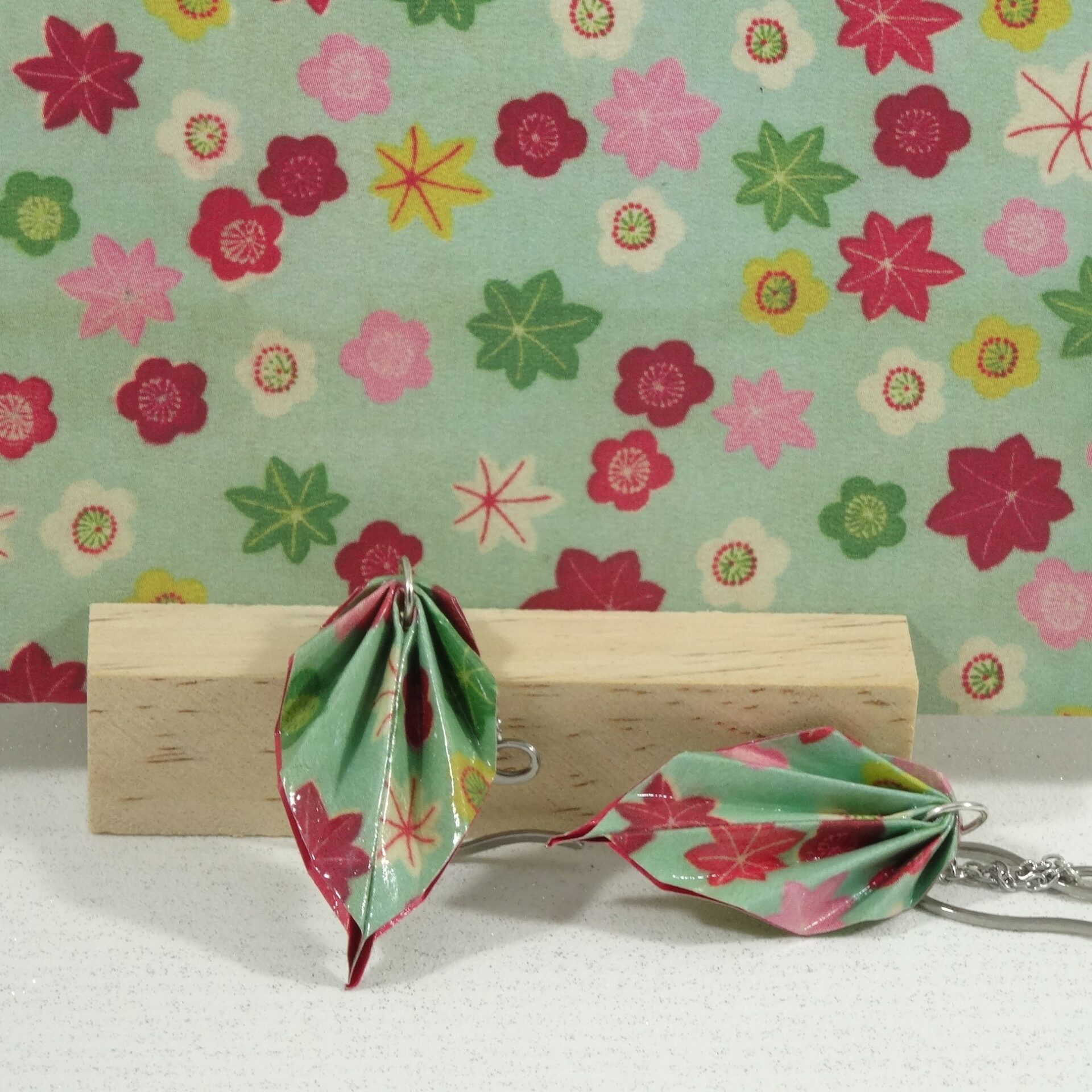 Boucles Feuilles Origami vert avec fleurs automnales