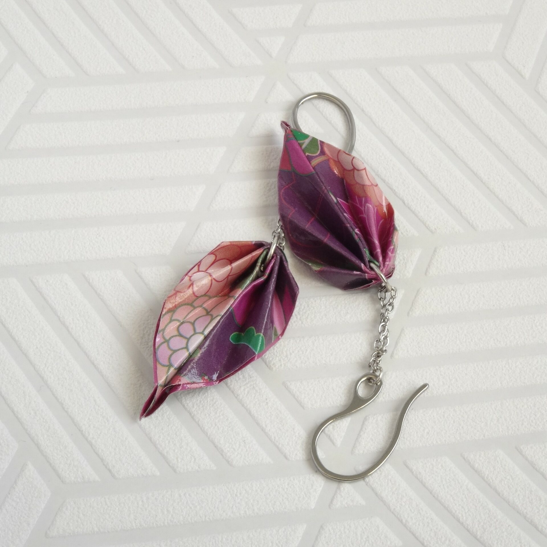 Boucles Feuilles Origami violettes avec grosses fleurs rose et beige