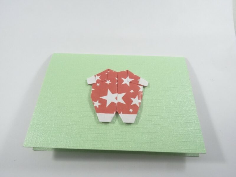 Mini carte avec une grenouillère en origami pour offrir billet ou carte cadeau.