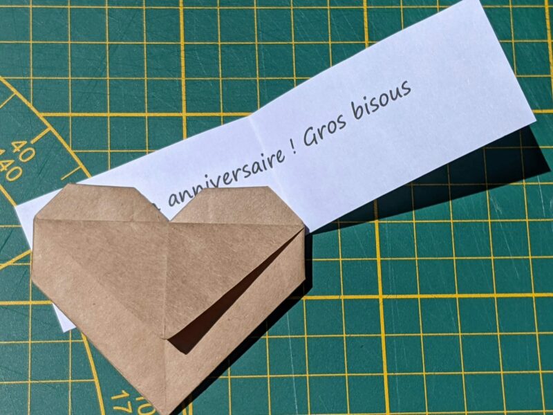 Coeur origami en papier kraft pour accompagner un message d'anniversaire.