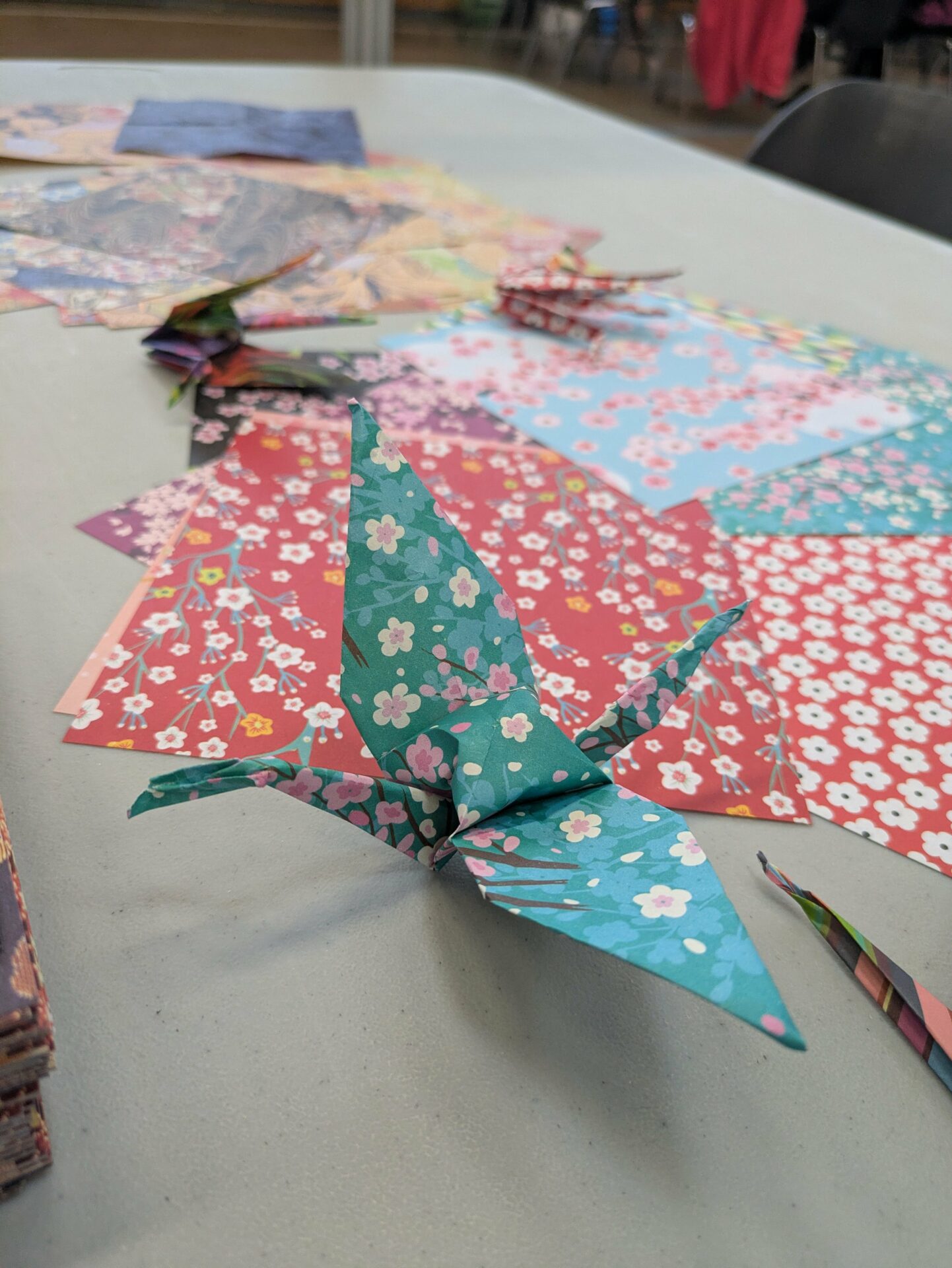 Grue en origami lors d'un atelier d'initiation