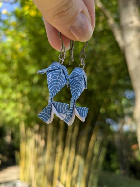 Carpes koï en origami sur fond de bambous