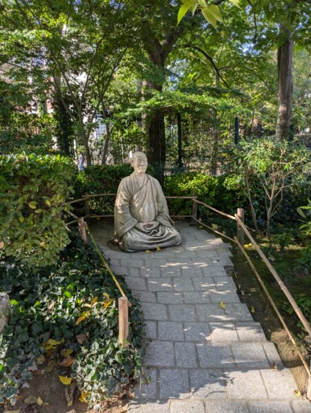 Maître en posture de méditation au Jardin Japonais de Toulouse
