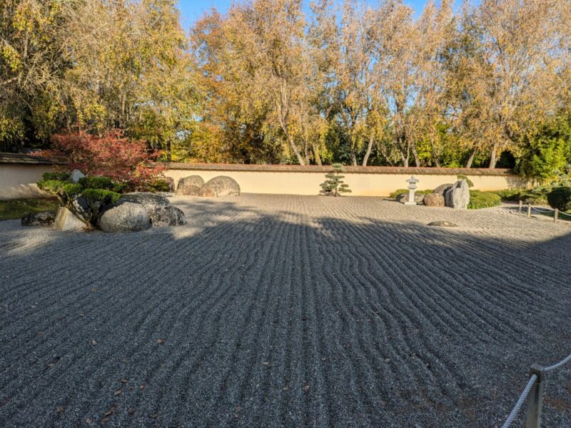 Sillons du jardin sec zen du Jardin Japonais de Toulouse