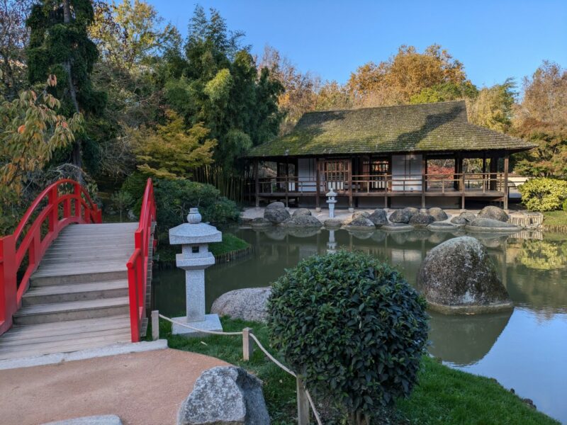 Vue sur le pavillon de thé au Jardin Japonais de Toulouse